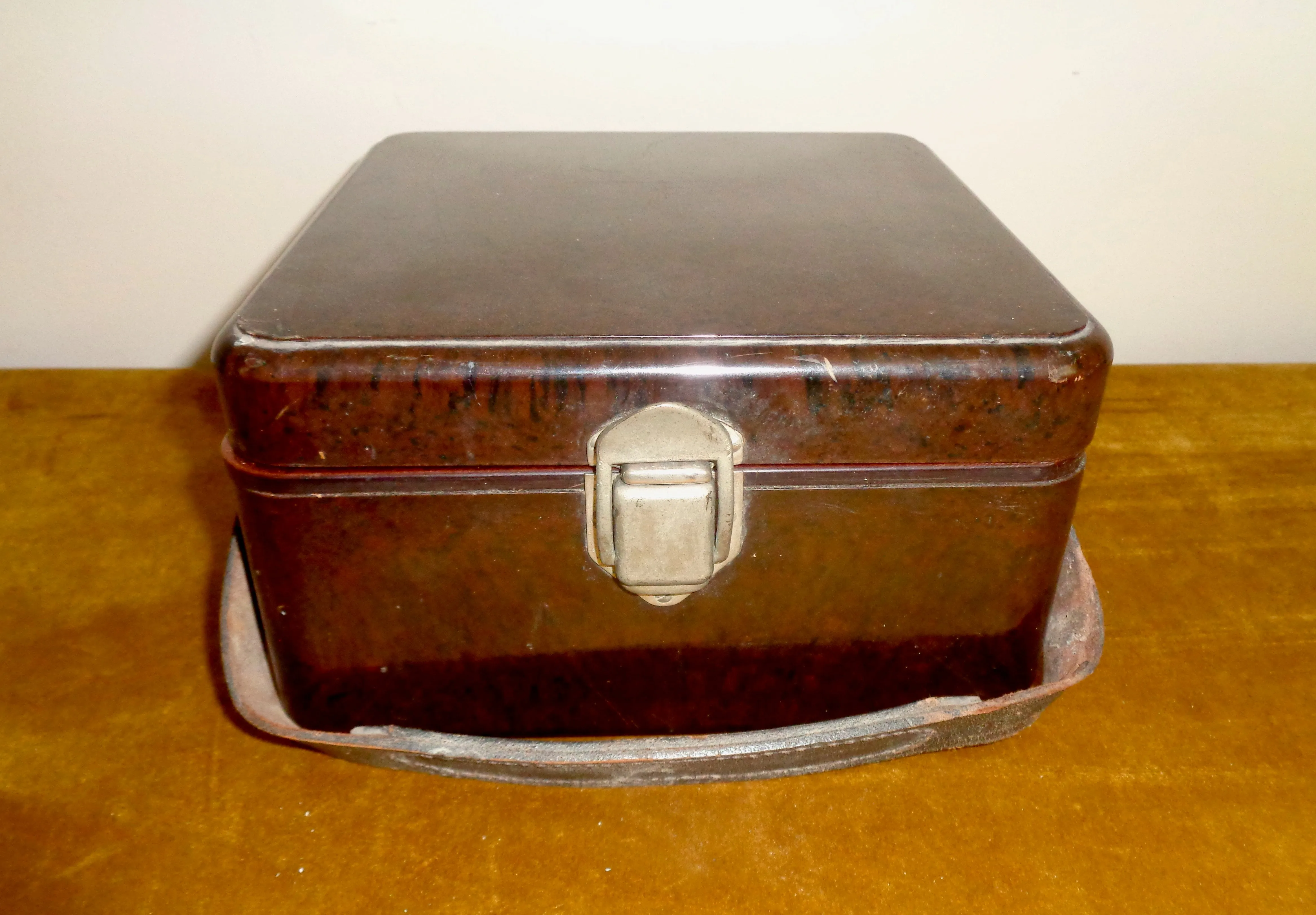 1940s MW /LW Crystal Radio In A Bakelite Case