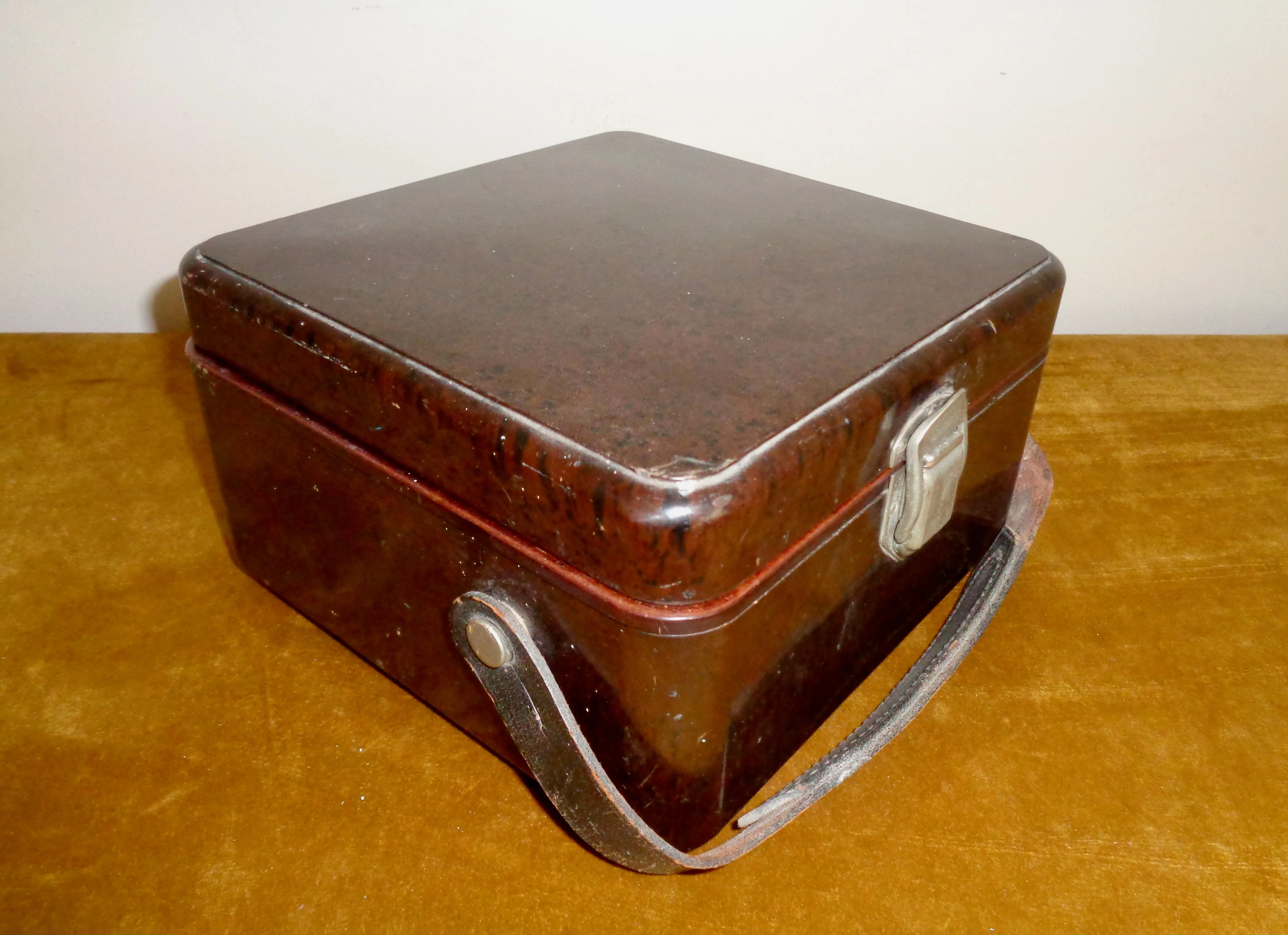 1940s MW /LW Crystal Radio In A Bakelite Case