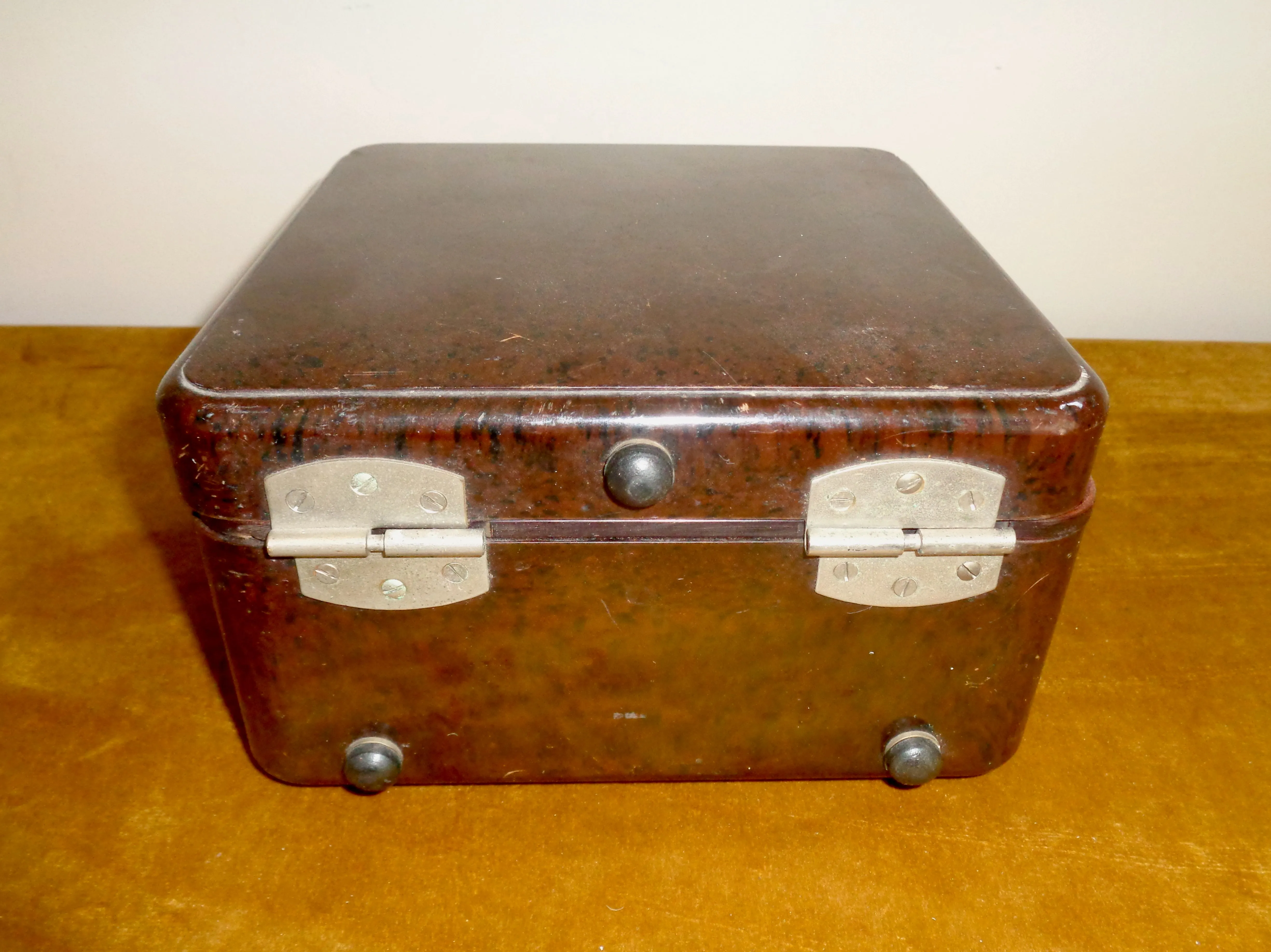 1940s MW /LW Crystal Radio In A Bakelite Case