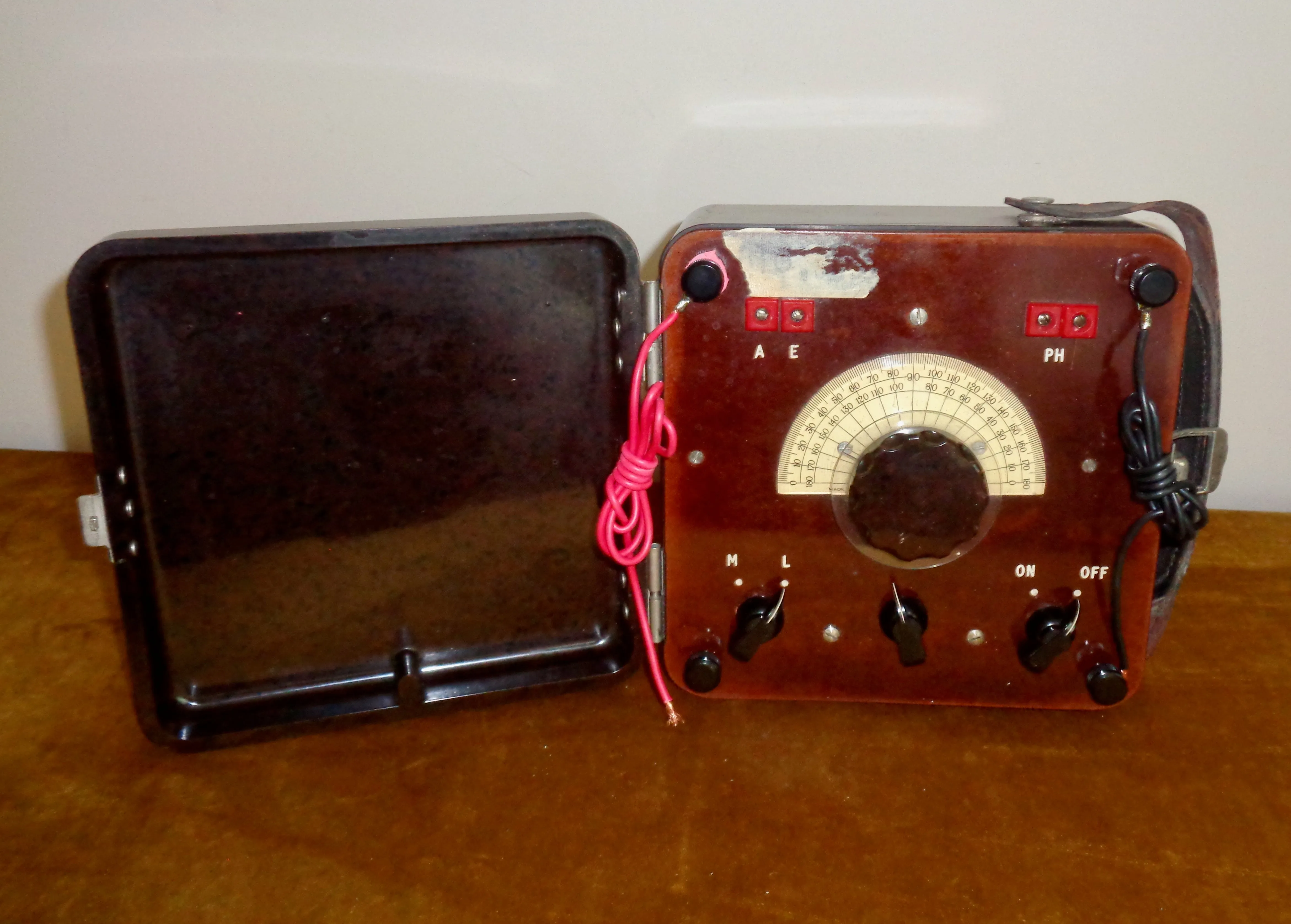 1940s MW /LW Crystal Radio In A Bakelite Case