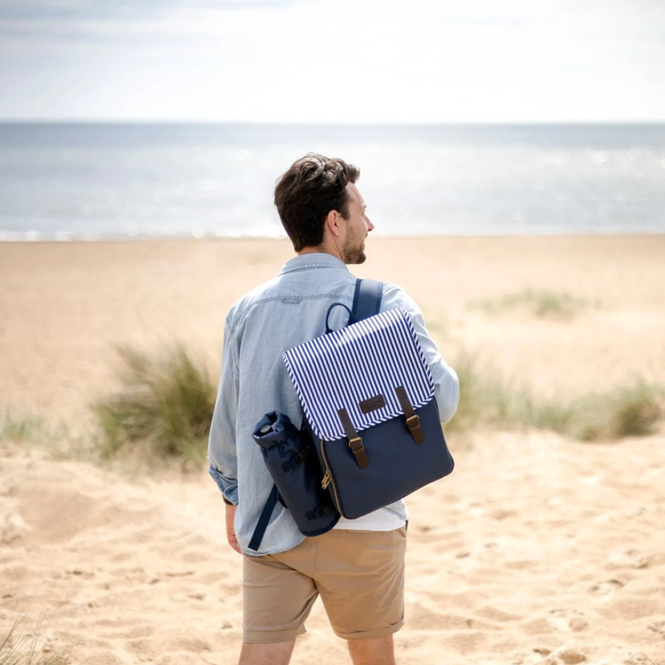 ADNAMS TWO-PERSON BACKPACK HAMPER & Free bottle of Fizz