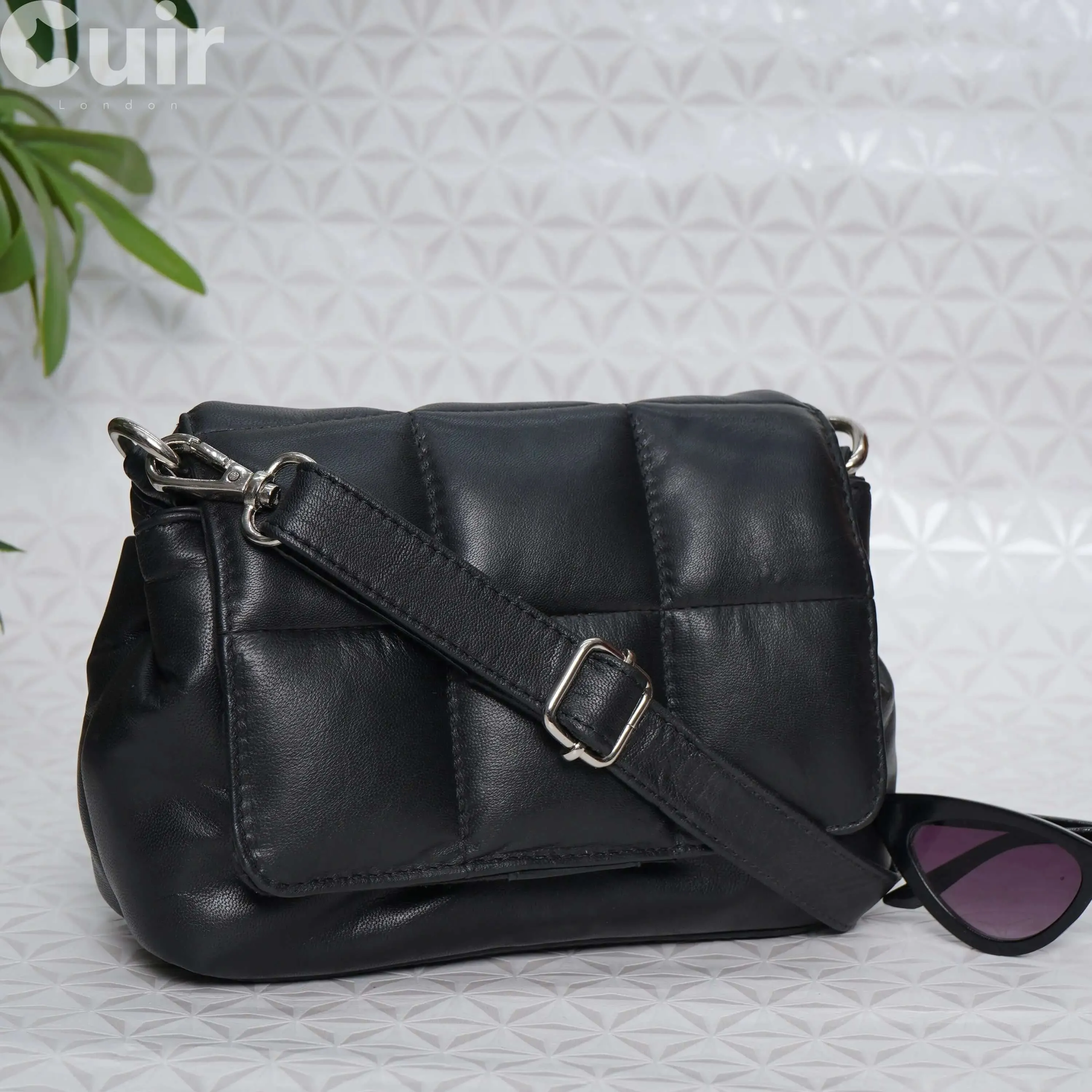 Chic Black Crossbody Clutch Bag: 15x20x8 cm