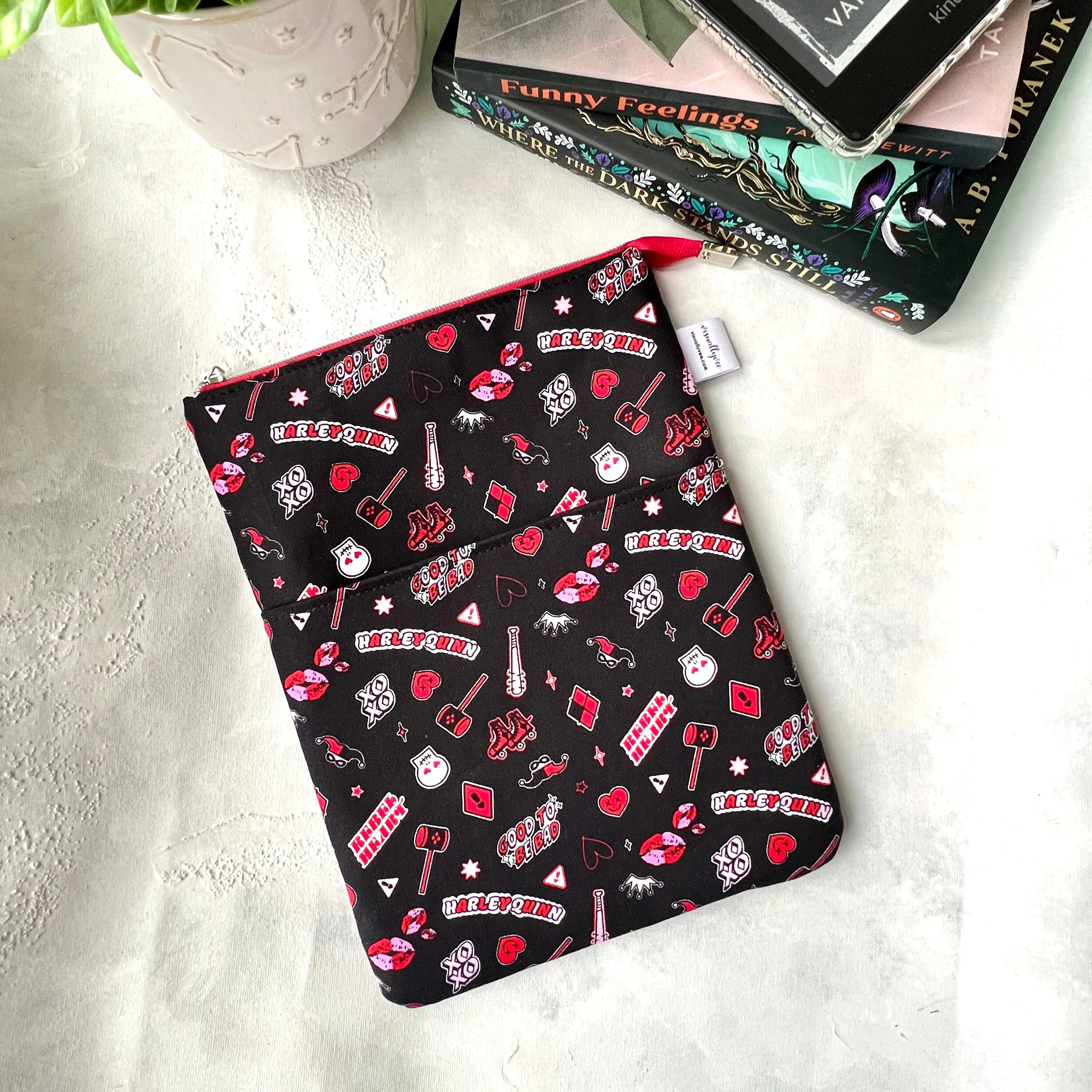 Harley Quinn -  Zippered Book Sleeve