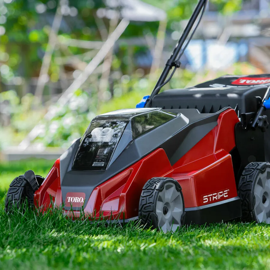 Toro 60V MAX* 21 in. (53 cm) Stripe® Self-Propelled Mower - 6.0Ah Battery/Charger Included (21621)